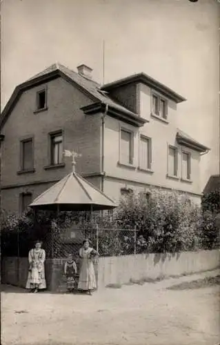 Foto Ak Friedberg in Hessen, Wohnhaus, Frauen, Kinder