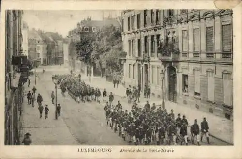Ak Luxemburg, Avenue de la Porte-Neuve, Soldatenkompanie