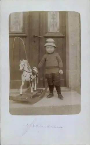 Foto Ak Kind-Portrait, Schaukelpferd, Spielzeug