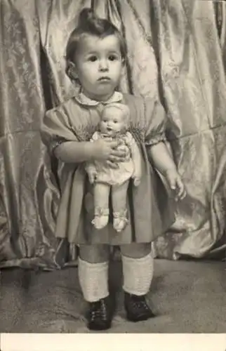 Foto Mädchen mit Puppe, Portrait, Spielzeug