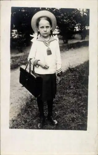 Foto Ak Mädchen mit Matrosenkragen und Schultasche, Portrait
