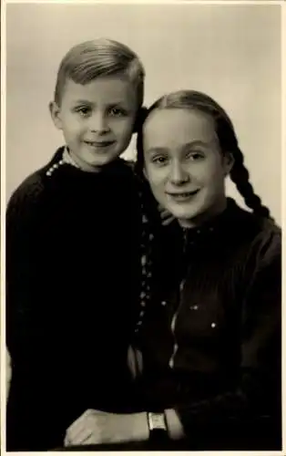 Foto Ak Junge und Mädchen mit Flechtzöpfen, Portrait