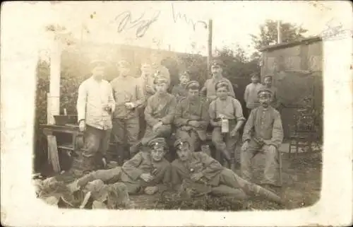 Foto Ak Deutsche Soldaten in Uniform, Baracke, Garten, Bierkrug, Zigaretten