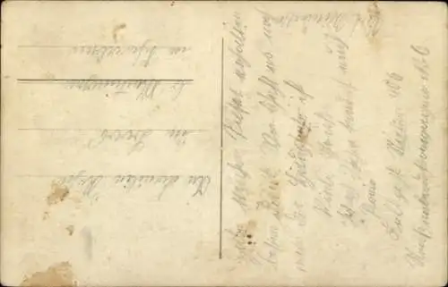 Foto Ak Deutsche Soldaten in Uniform, Baracke, Garten, Bierkrug, Zigaretten