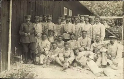 Foto Ak Deutsche Soldaten in Uniform vor einer Baracke, Ulm