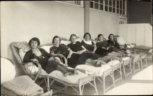 Foto Ak Frauen auf Liegestühlen