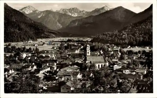 Ak Mittenwald in Oberbayern, Gesamtansicht, Tiroler Berge, Kirche