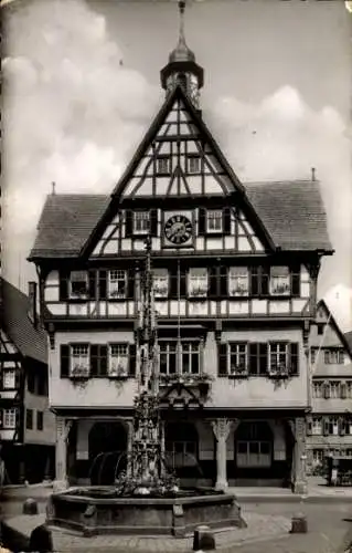 Ak Bad Urach in der Schwäbischen Alb Württemberg, Rathaus, Marktbrunnen, Fachwerkhaus