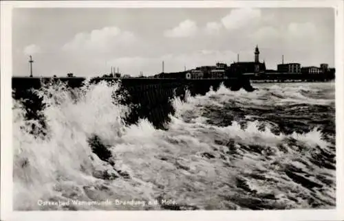 Ak Rostock Warnemünde, Brandung an der Mole, Leuchtturm