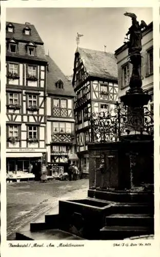 Ak Bernkastel Kues an der Mosel, Marktbrunnen, Fachwerkhäuser