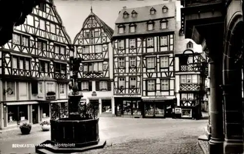 Ak Bernkastel Kues an der Mosel, Marktplatz, Brunnen, Fachwerkhäuser