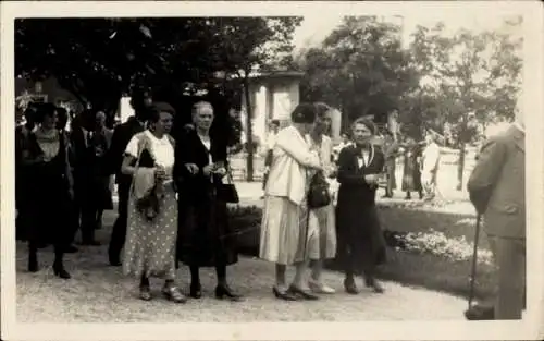 Foto Ak Bad Bertrich an der Mosel Eifel, Frauen beim Spaziergang