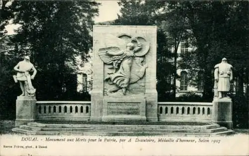 Ak Douai Nord, Monument aux Morts pour la Patrie