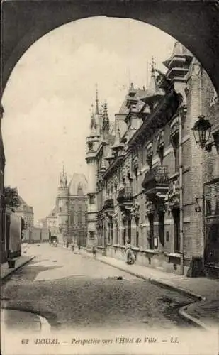 Ak Douai Nord, Perspective vers l'Hotel de Ville