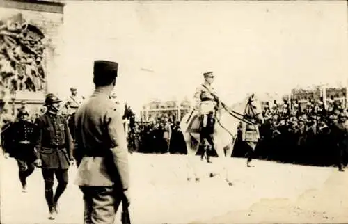 Ak Paris VIII., Marschall Petain, Oberbefehlshaber der französischen Armee, Triumphbogen