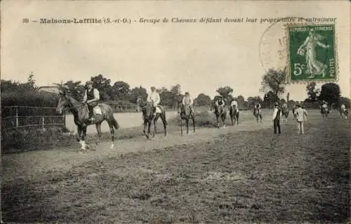 Ak Maisons Laffitte Yvelines, Groupe de Chevaux défilant devant leur proprietaire