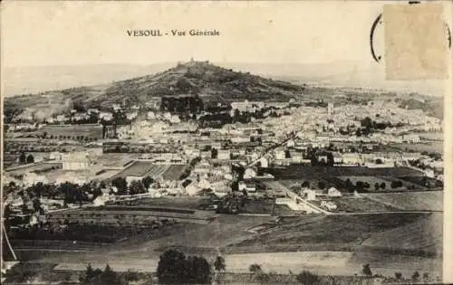 Ak Vesoul Haute Saône, vue générale de la ville et de la montagne