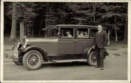 Foto Ak Mann an einem Automobil