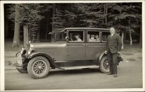 Foto Ak Mann an einem Automobil