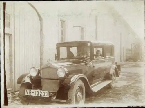 Foto Automobil vor einem Gebäude, VR 10239