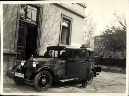 Foto Automobil vor einem Gebäude, VS 18829