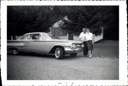 Foto Mann und Frau mit Automobil, Chevrolet, 1961