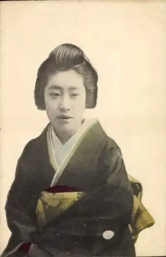 Ak Japan, Junge Frau in japanischer Tracht, Portrait, Kimono