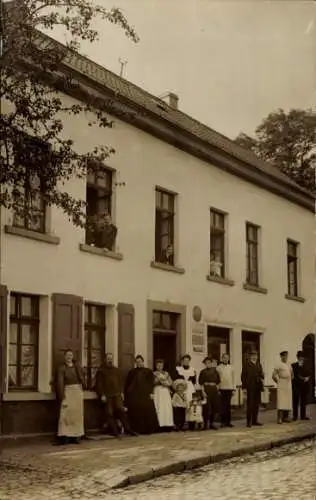 Foto Ak Geschäft, Tante-Emma-Laden, Menschen vor dem Gebäude