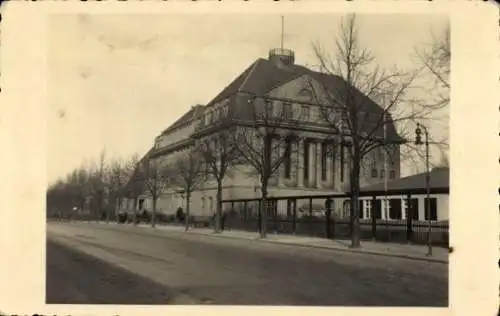 Foto Ak Kiel, Seitenblick auf die Schule