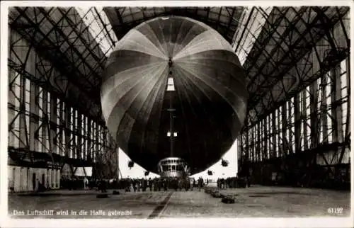 Ak Friedrichshafen am Bodensee, Luftschiff LZ 127 Graf Zeppelin, Einbringen in die Luftschiffhalle