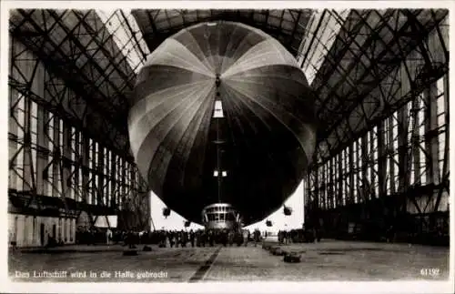 Ak Friedrichshafen am Bodensee, Luftschiff LZ 127 Graf Zeppelin, Einbringen in die Luftschiffhalle