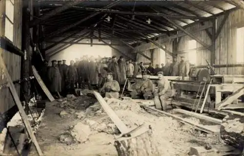 Foto Ak Deutsche Soldaten in Uniformen in einem Sägewerk