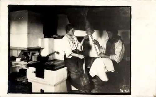 Foto Ak Zwei Frauen beim Spinnen