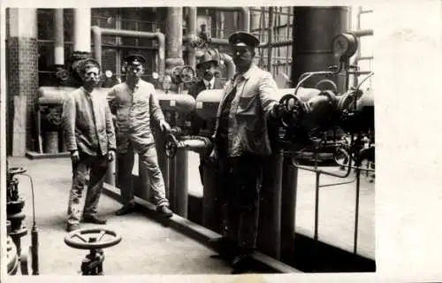 Foto Ak Männer an Maschinen in einer Fabrik
