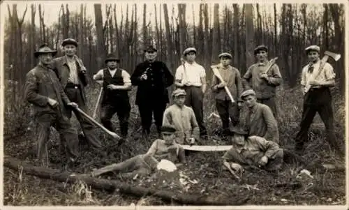 Foto Ak Gruppenaufnahme von Männern mit Äxten im Wald, Forstwirtschaft