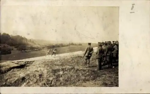 Foto Ak Deutsche Soldaten in Uniformen, leichtes Maschinengewehr im Sprung