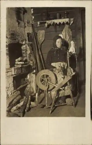 Foto Ak Alte Frau am Spinnrad 1916