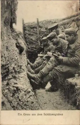 Ak Deutsche Soldaten in Uniformen im Schützengraben schreiben Briefe