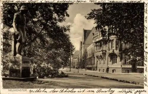 Ak Neumünster in Holstein, Am Teich, Soldatendenkmal