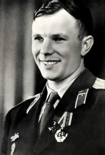 19 alte Fotos Raumfahrer Juri Gagarin, im Heft, Fotos von öffentlichen Veranstaltungen und Familie
