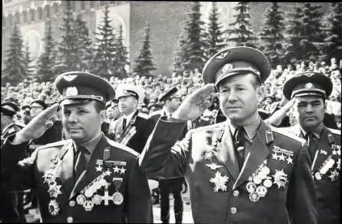 19 alte Fotos Raumfahrer Juri Gagarin, im Heft, Fotos von öffentlichen Veranstaltungen und Familie