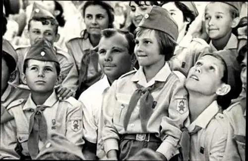 19 alte Fotos Raumfahrer Juri Gagarin, im Heft, Fotos von öffentlichen Veranstaltungen und Familie