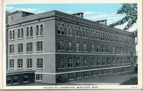 10 alte Ak Worcester Massachusetts USA, Die Assumption University, im passenden Heft