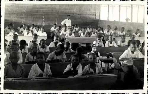 9 alte Fotos Kamerun, Schule in Bassa, diverse Ansichten