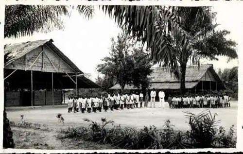 9 alte Fotos Kamerun, Schule in Bassa, diverse Ansichten