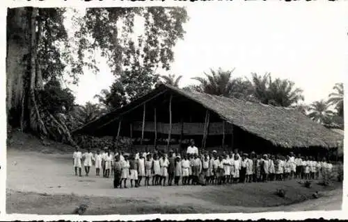 9 alte Fotos Kamerun, Schule in Bassa, diverse Ansichten