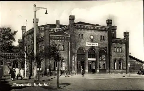 Ak Pasewalk in Mecklenburg Vorpommern, Bahnhof, Straßenseite