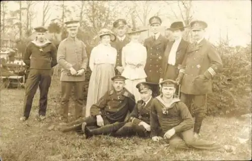 Foto Ak Gruppenfoto, Soldaten, Matrosen