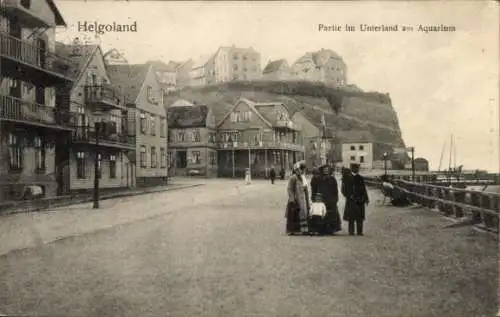 Ak Nordseeinsel Helgoland, im Unterland am Aquarium