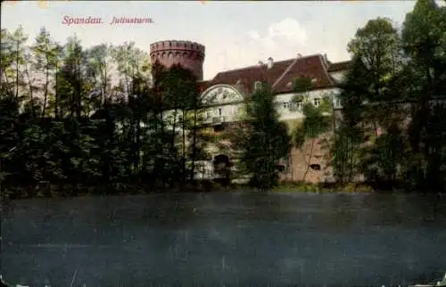 Ak Berlin Spandau, Blick übers Wasser auf Juliusturm